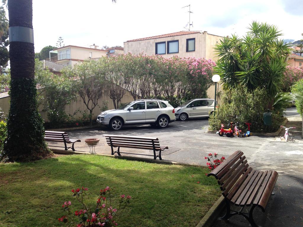 Tirrenia Beach House - Sea Front With Private Beach Sanremo Exterior foto